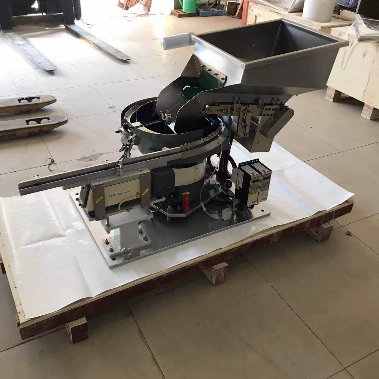 High efficiency durable customized
small vibration bowl feeder for plastic connector
with a bulk hopper view 2