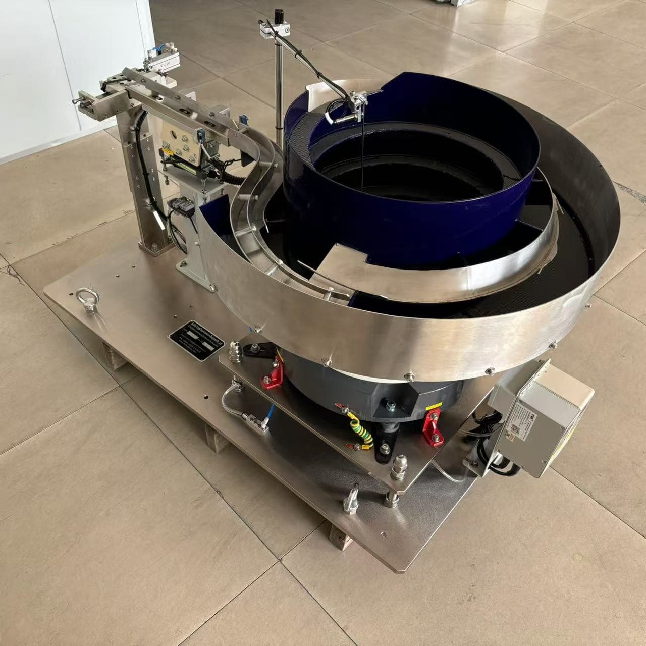 High-Capacity vibratory feeder bowl 700mm with an escapement mechanism for metal rings view 4