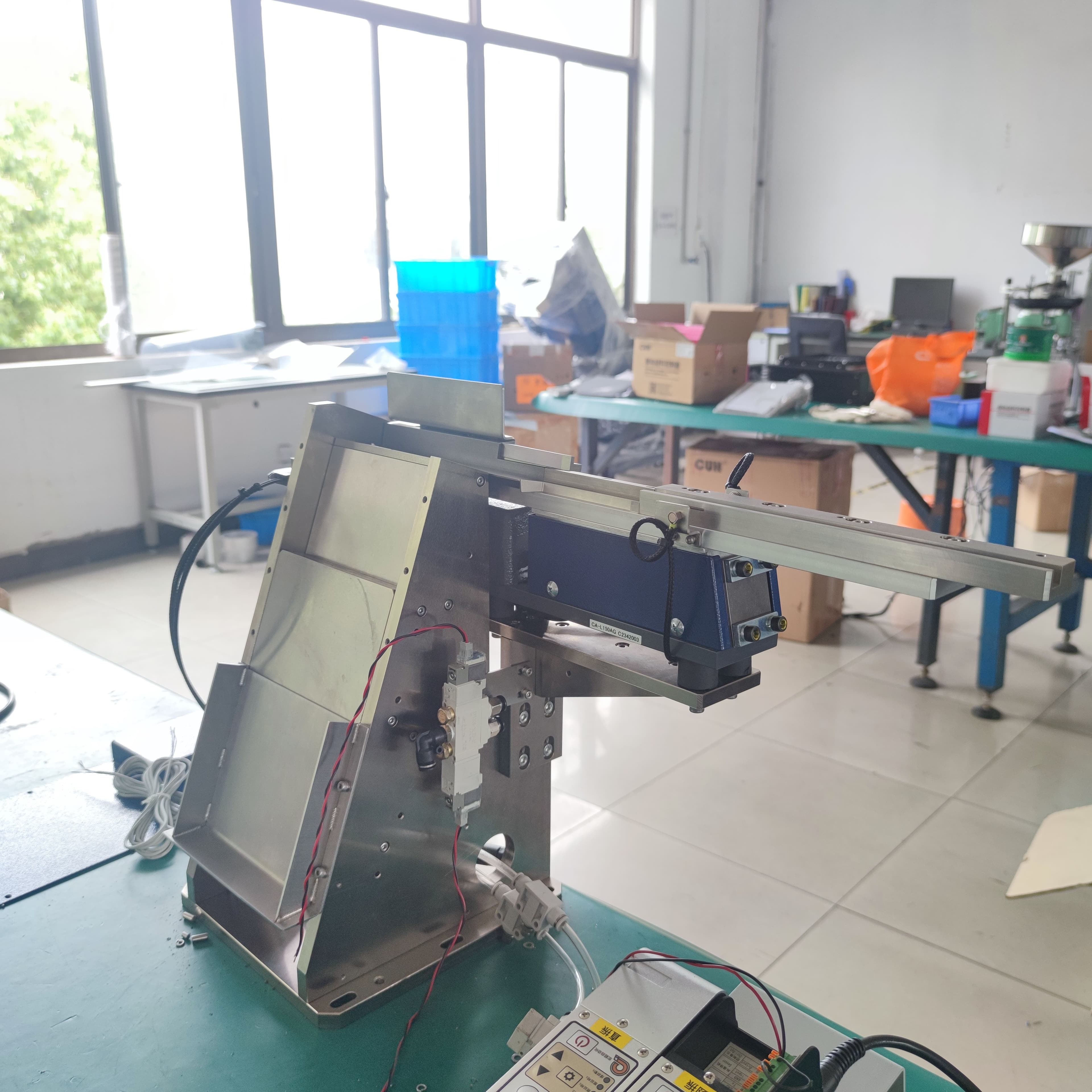 High performance customized small reciprocating stepped feeder for pins view 4