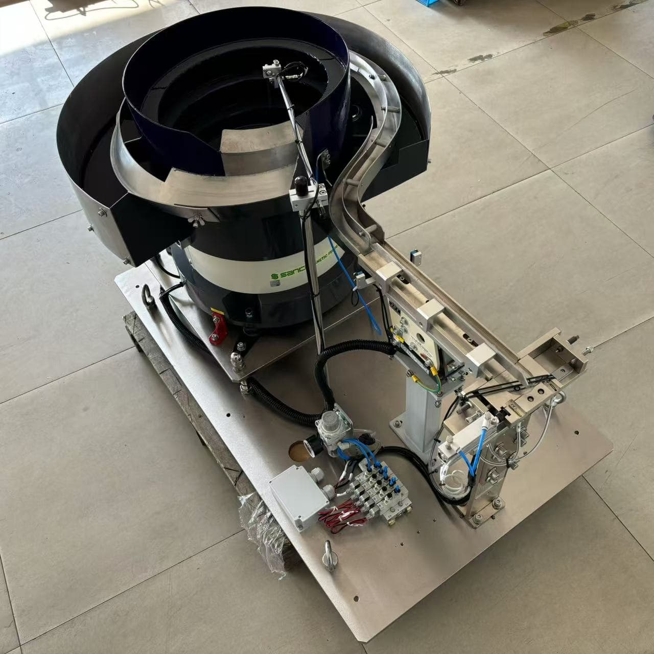 High-Capacity vibratory feeder bowl 700mm with an escapement mechanism for metal rings view 5