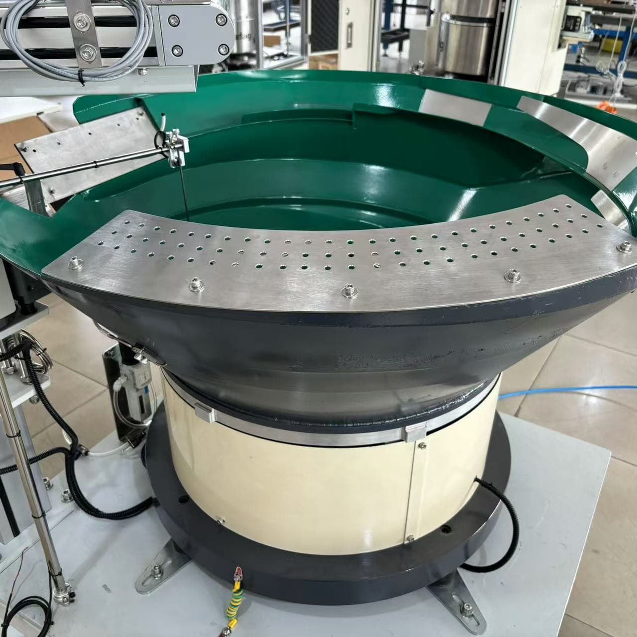 High Speed Custom Durable Vibration Bowl Feeder for Bearing Retainers. view 1